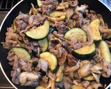 絶品☆豚肉と舞茸とズッキーニの辛味噌炒め作り方5写真