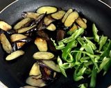 抱えて食べたいなすとピーマンの甘味噌炒め作り方3写真