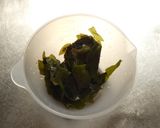 トマトとワカメのにんにく味噌和え作り方1写真