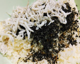 簡単おにぎり♡わかめとしらすのおにぎり♡作り方1写真