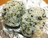 簡単おにぎり♡わかめとしらすのおにぎり♡作り方2写真