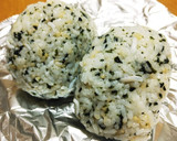 簡単おにぎり♡わかめとしらすのおにぎり♡作り方2写真