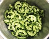 ゴーヤとサバ味噌缶の炒め物作り方1写真