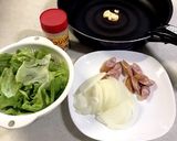 朝食にウインナーと玉ねぎレタス炒め作り方1写真