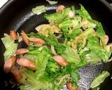 朝食にウインナーと玉ねぎレタス炒め作り方3写真