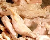 極簡単！鶏セセリとキャベツの炒め物作り方1写真