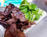 きくらげと豚肉・夏野菜のごまだれ炒め作り方1写真