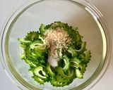 苦瓜とツナ。定番【ゴーヤのマヨぽんサラダ作り方1写真