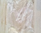 ポリ袋でフリフリ　少量生クリーム泡だて作り方1写真