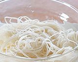 鶏肉と搾菜の汁ビーフン、ナンプラー風味♪作り方1写真