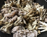豚肉とキノコの柚子胡椒炒め☆作り方4写真