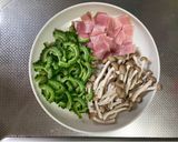 ゴーヤ・しめじ・ベーコンのチーズ焼き✨作り方2写真