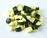 鶏軟骨とズッキーニの塩糀レモン炒め作り方1写真
