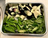 夏野菜と豚バラの甘辛味噌炒め作り方1写真
