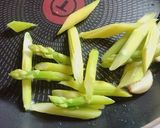簡単アスパラとトウモロコシのニンニク炒め作り方3写真