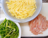 鶏胸肉とじゃが芋の 青椒肉絲 風*:★。作り方1写真