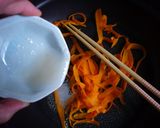 お弁当に♬ヒラヒラ人参塩麹きんぴら作り方3写真