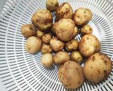 揚げミニ新じゃがコロコロ甘辛煮ころがし作り方1写真