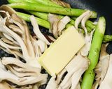 アスパラ＆キノコのバターソテー★目玉焼添作り方1写真