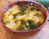 意外なコンビが◎!セロリとワカメの味噌汁作り方3写真