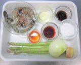 えびとアスパラのオイスター炒め作り方1写真