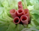 お弁当☆ハム１枚でくるくる２つのお花作り方3写真