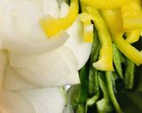 豚こまぎれ肉に野菜を加えたポークチャップ作り方1写真