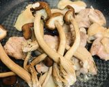鶏もも肉と２種キノコのしょう油バター炒め作り方2写真