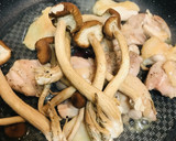 鶏もも肉と２種キノコのしょう油バター炒め作り方2写真