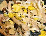 鶏もも肉と２種キノコのしょう油バター炒め作り方3写真