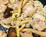 鶏もも肉と２種キノコのしょう油バター炒め作り方4写真