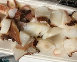 タコと玉ねぎとワカメととろろ昆布の酢の物作り方1写真