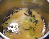 痛風対策！ひじきと豆苗のお味噌汁作り方2写真