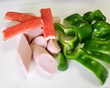 魚肉ソーセージとカニカマ焼肉のタレ味です作り方2写真