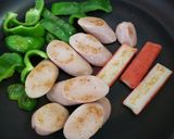 魚肉ソーセージとカニカマ焼肉のタレ味です作り方3写真