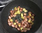 お酒が進む！プルーンとウィンナーの炒め物作り方4写真