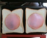 生卵そのまま入れてハムエッグホットサンド作り方3写真
