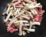 和蕎麦でしめじと豚こま切れ肉の焼きそば作り方1写真