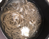 和蕎麦でしめじと豚こま切れ肉の焼きそば作り方3写真