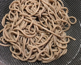 和蕎麦でしめじと豚こま切れ肉の焼きそば作り方4写真