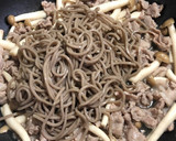 和蕎麦でしめじと豚こま切れ肉の焼きそば作り方5写真