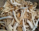 旨味たっぷり♪きのことツナのトマト味噌煮作り方1写真