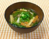 お味噌汁に☘️ちょこっとアボカド&揚げ玉作り方2写真