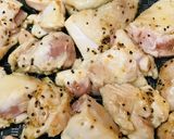 鶏もも肉の塩スパイス炒め●サラダ盛り作り方3写真