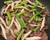 お弁当にも♡牛肉アスパラしめじバター炒め作り方2写真