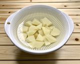 おいもとろける*鶏ひき肉と厚揚げの煮物*作り方1写真