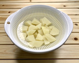 おいもとろける＊鶏ひき肉と厚揚げの煮物＊作り方1写真