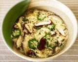 とろり椎茸・オクラのかき玉コンソメスープ作り方5写真