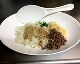 柚子胡椒入り簡単！肉そぼろの大人おにぎり作り方1写真