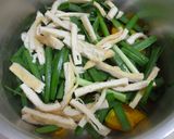 かぼちゃとニラのお味噌汁♪作り方3写真